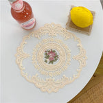 serviettes table vintage blanches rose pâle broderie florale dentelle romantique