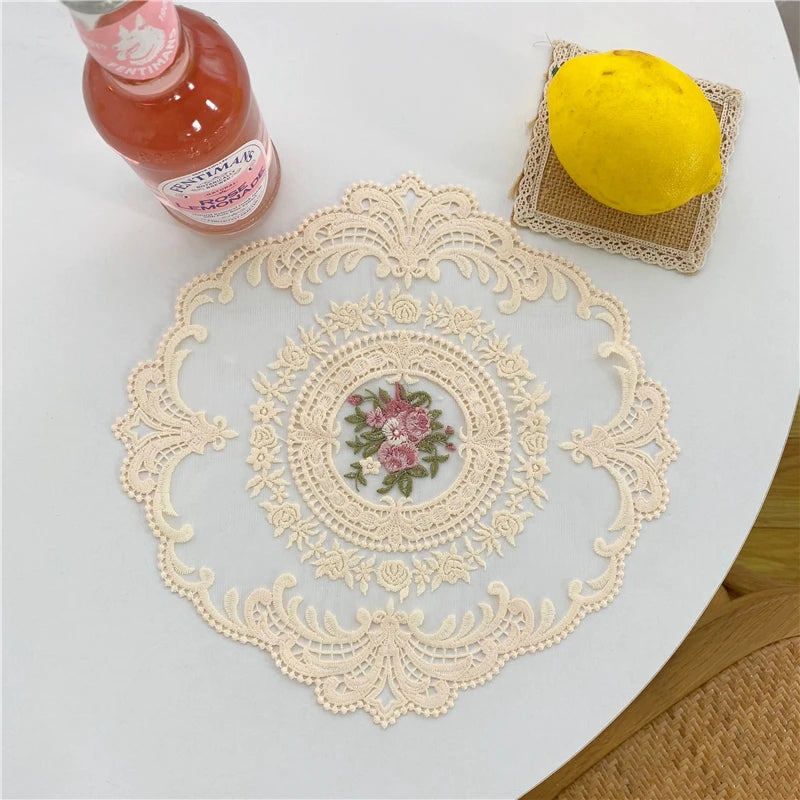 serviettes table vintage blanches rose pâle broderie florale dentelle romantique