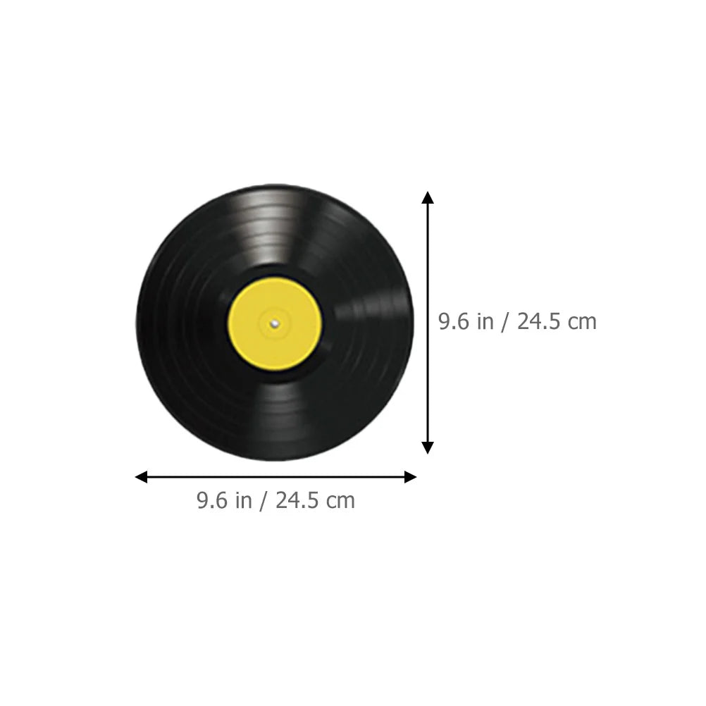 Application de disques décoratifs dans un bar à ambiance vintage