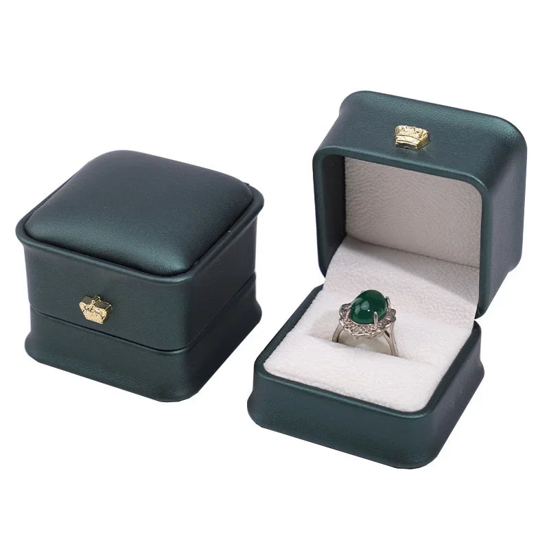 boîtes bijoux velours uni rose rouge bleu marine blanc classiques boutons dorés anneaux