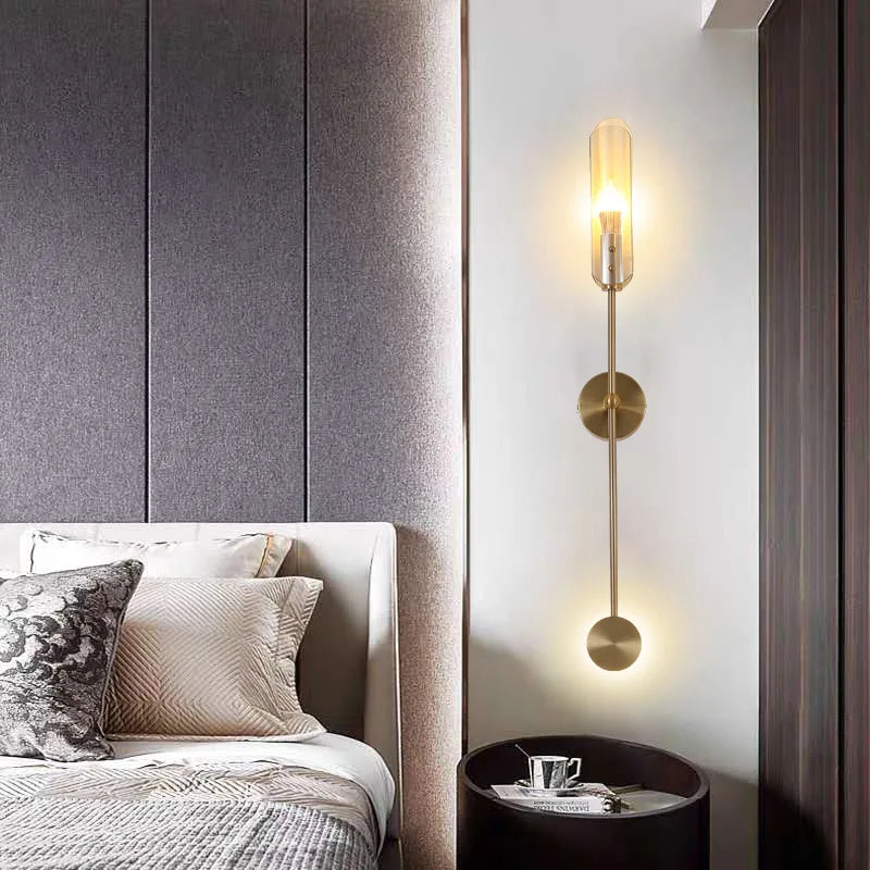 Installation de l'applique murale dans un salon chic
