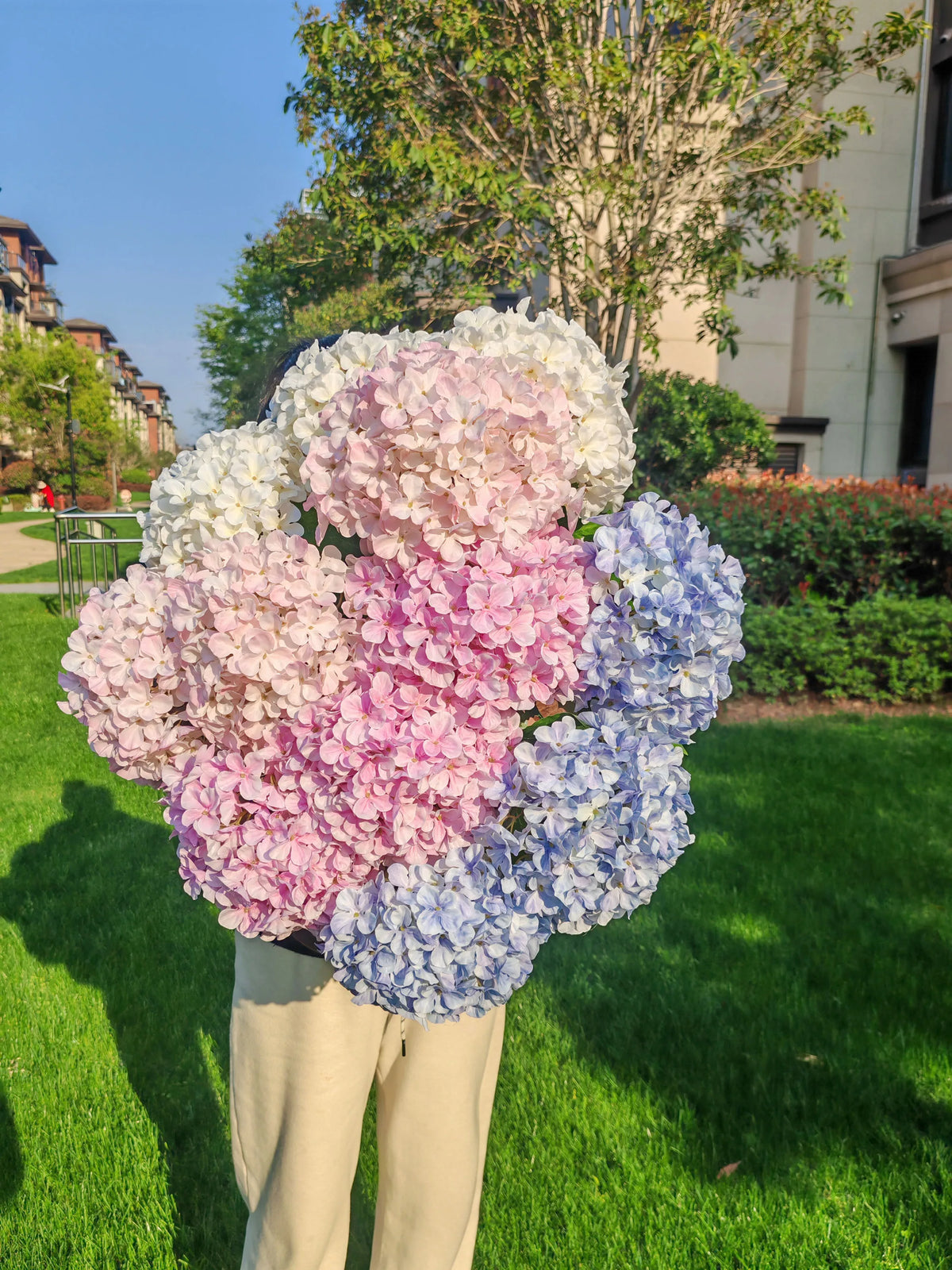 décoration extérieure moderne bouquet hortensia rose blanc bleu anniversaire mariage