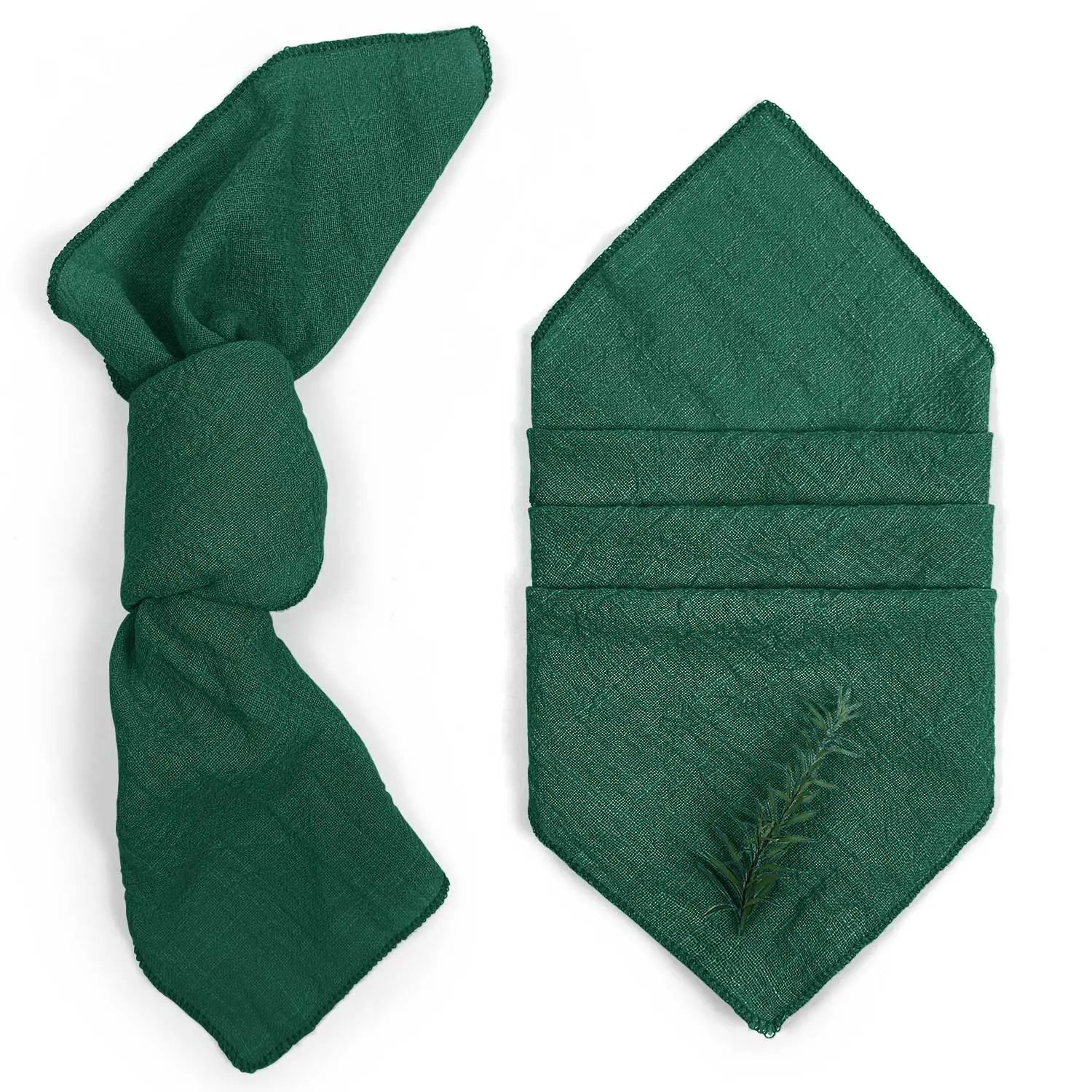 Serviettes en lin vert émeraude ornées de motifs végétaux, parfaites pour une ambiance chaleureuse et naturelle.
