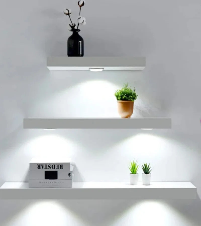 Étagère flottante en bois massif avec éclairage LED allumé dans un salon