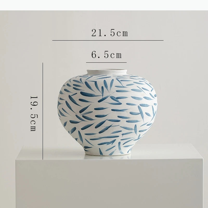vase moderne blanc bleu rayures taches fleurs artificielles décoration intérieure unique table arrangement floral