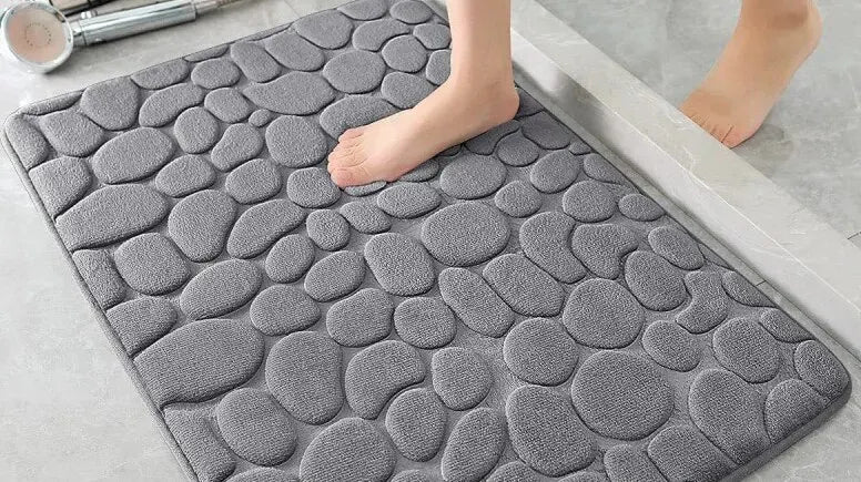 tapis bain gris galets texture épaisse antidérapant moderne entrée salle bain