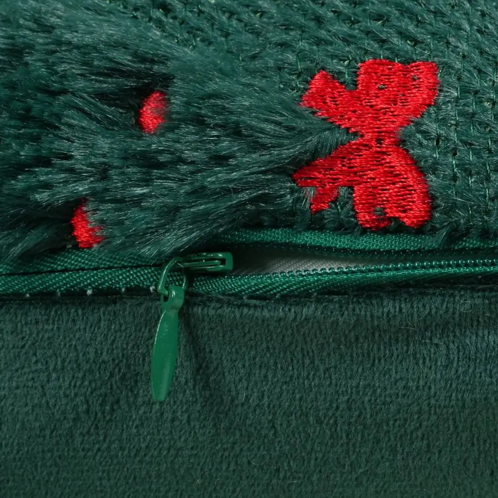 housse coussin noël motif sapins brodés vert foncé rouge crème texture poilue festif