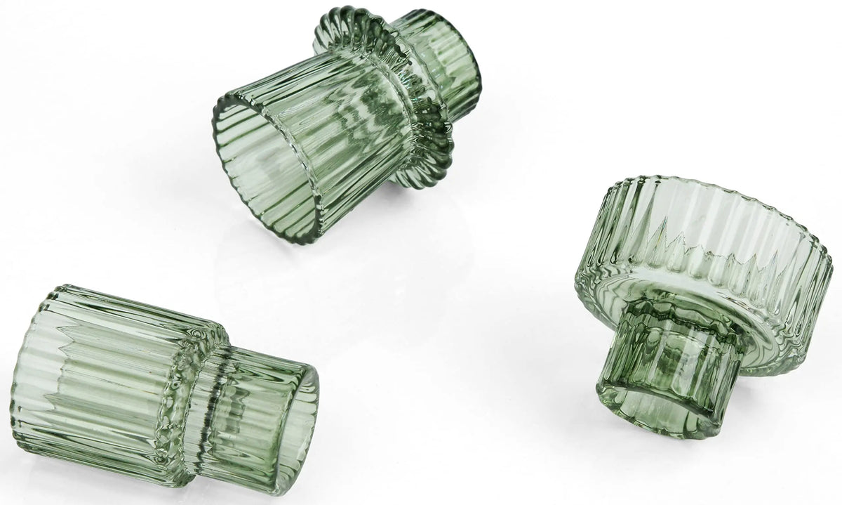 Des verres en verre teinté vert, avec des formes élégantes et des motifs en relief, créant une apparence sophistiquée et élégante.