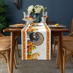 Le centre de table de fête d'automne présente une composition élégante avec des bouquets de fleurs blanches, des verres à vin et des assiettes décorées de motifs de feuilles et de dinde.