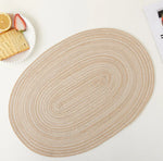 tapis table moderne rayures horizontales marron clair assiettes fourchettes cuillères serviettes feuilles gâteau fleurs