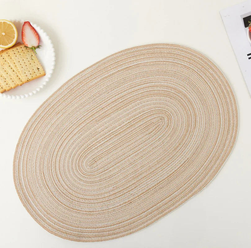 tapis table moderne rayures horizontales marron clair assiettes fourchettes cuillères serviettes feuilles gâteau fleurs