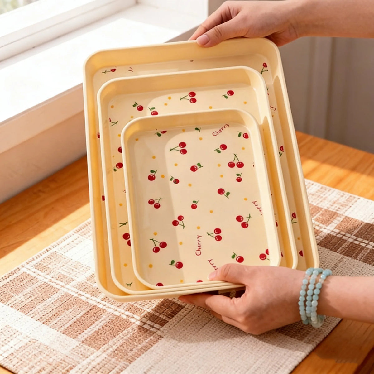 assiettes modernes cerises rouges deco alimentaire maison beige clair multifonctionnelle