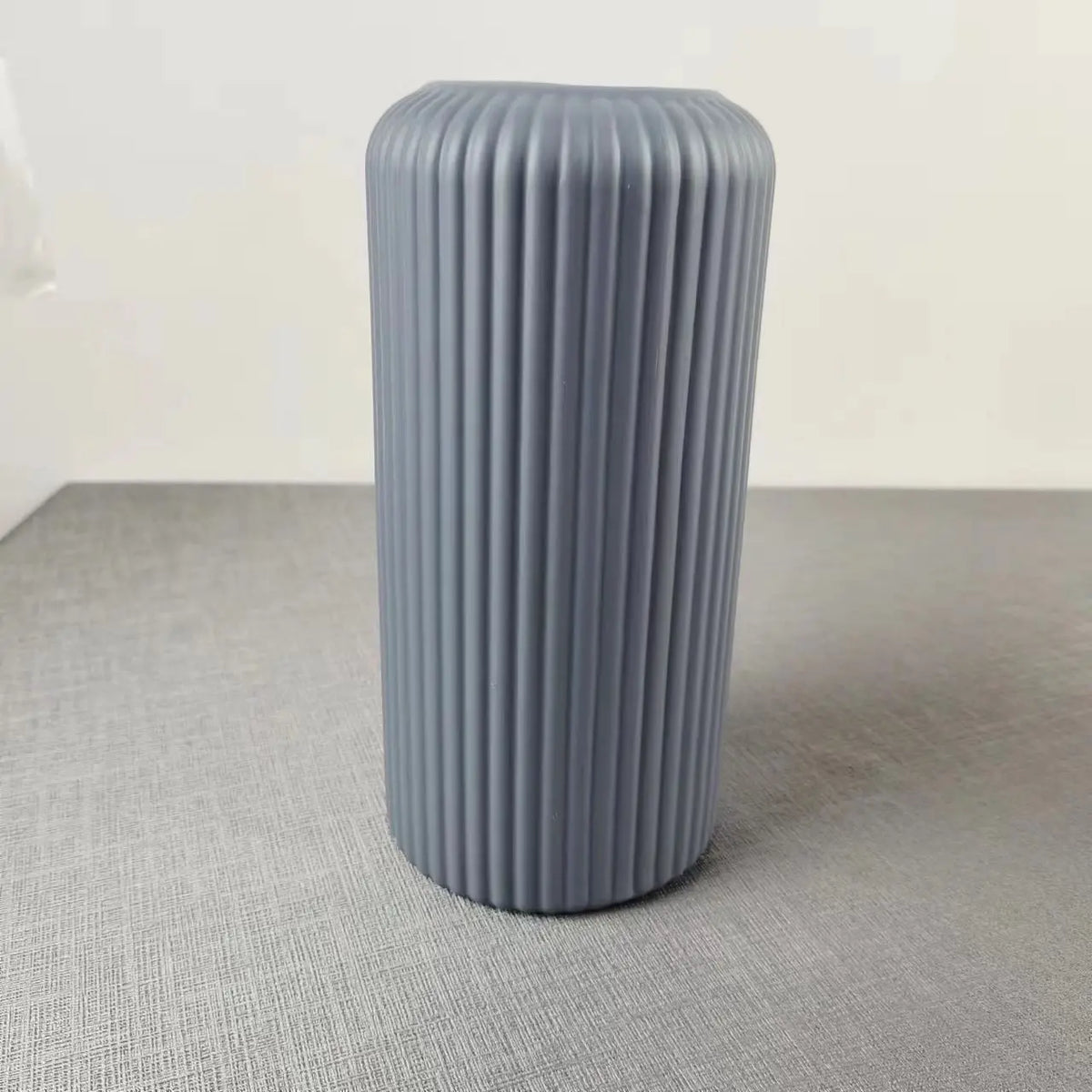 vase moderne gris rose blanc noir vert rayures verticales opacité décoration intérieure table