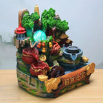 Cette image montre un arrangement décoratif composé de différents éléments symboliques chinois, notamment des pagodes, des pièces de monnaie dorées, des plantes vertes luxuriantes et d'autres objets. Cet ensemble crée une atmosphère d'abondance et de prospérité.