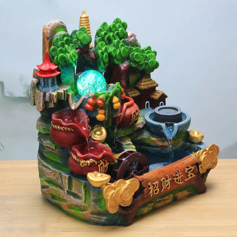 Cette image montre un arrangement décoratif composé de différents éléments symboliques chinois, notamment des pagodes, des pièces de monnaie dorées, des plantes vertes luxuriantes et d'autres objets. Cet ensemble crée une atmosphère d'abondance et de prospérité.