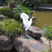 statue grue résine jardin décoration élégante plumes asiatique verte base étang rochers végétation