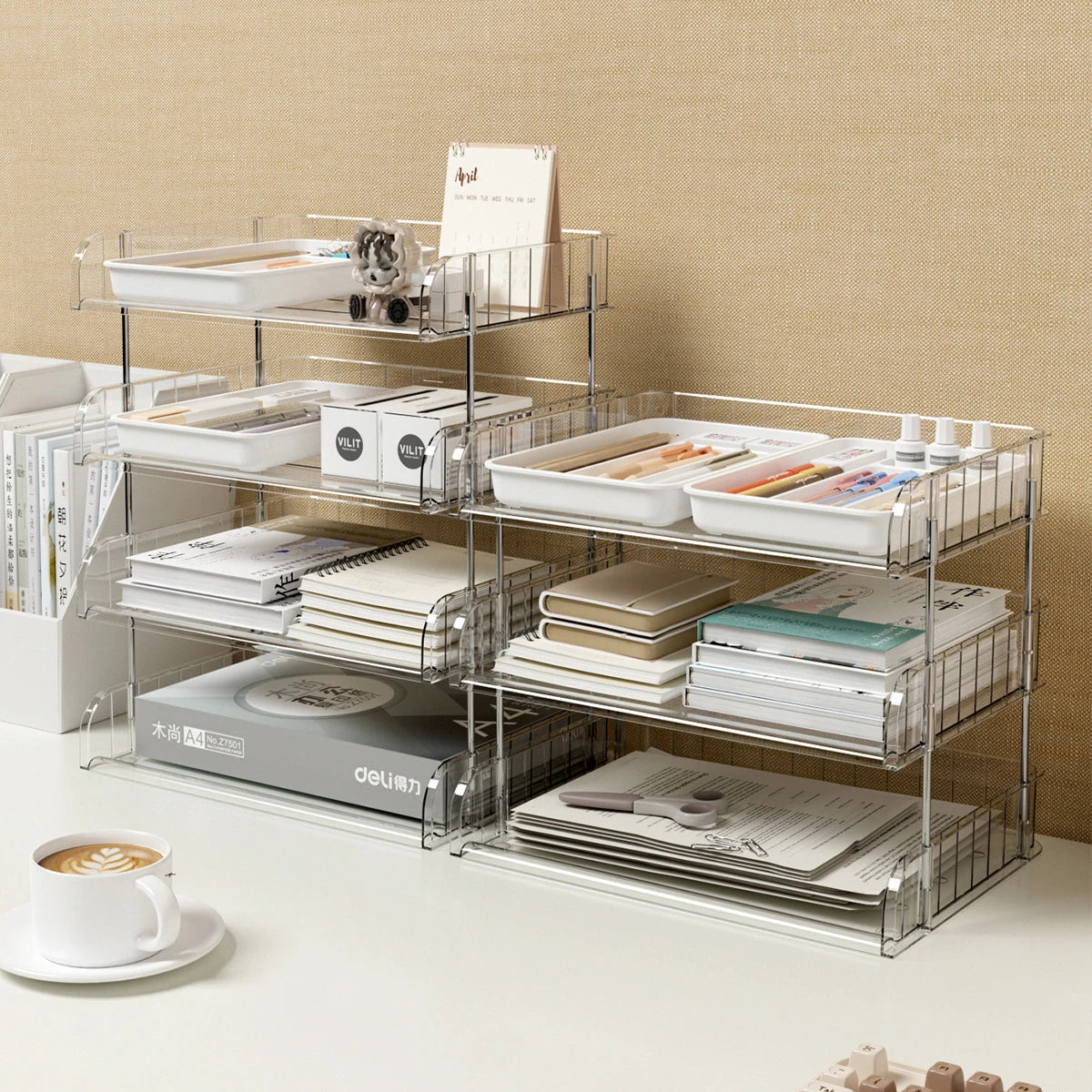 Organisateur de bureau en configuration empilée avec documents et fournitures