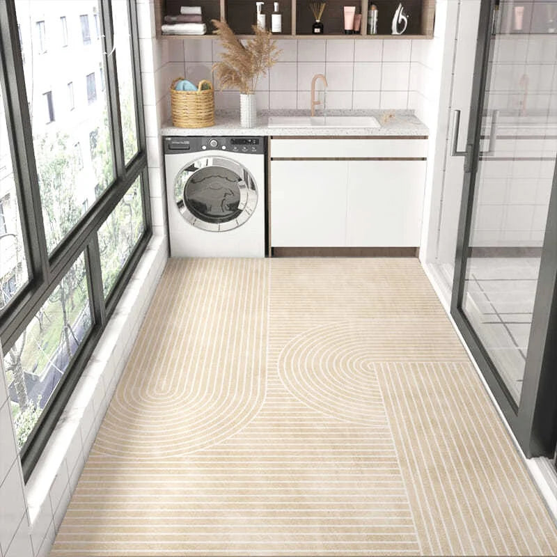 Intérieur moderne d'une buanderie avec machine à laver et rangements, sol en carrelage beige à motifs graphiques, et murs blancs avec étagères décoratifs.
