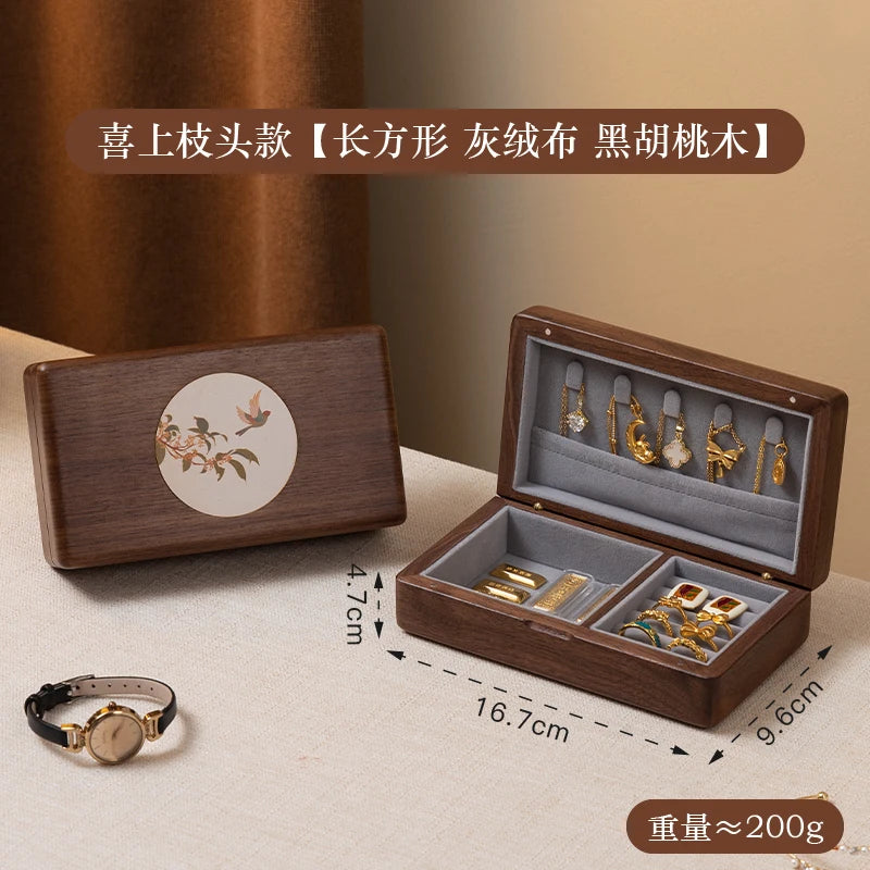 boîte bijoux bois foncé classique gravure fleurs bouton doré anneaux boucles oreilles bracelets tissu