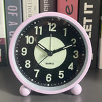 horloge table classique minmaliste noir blanc vert fluorescent numéros quartz pieds sphériques