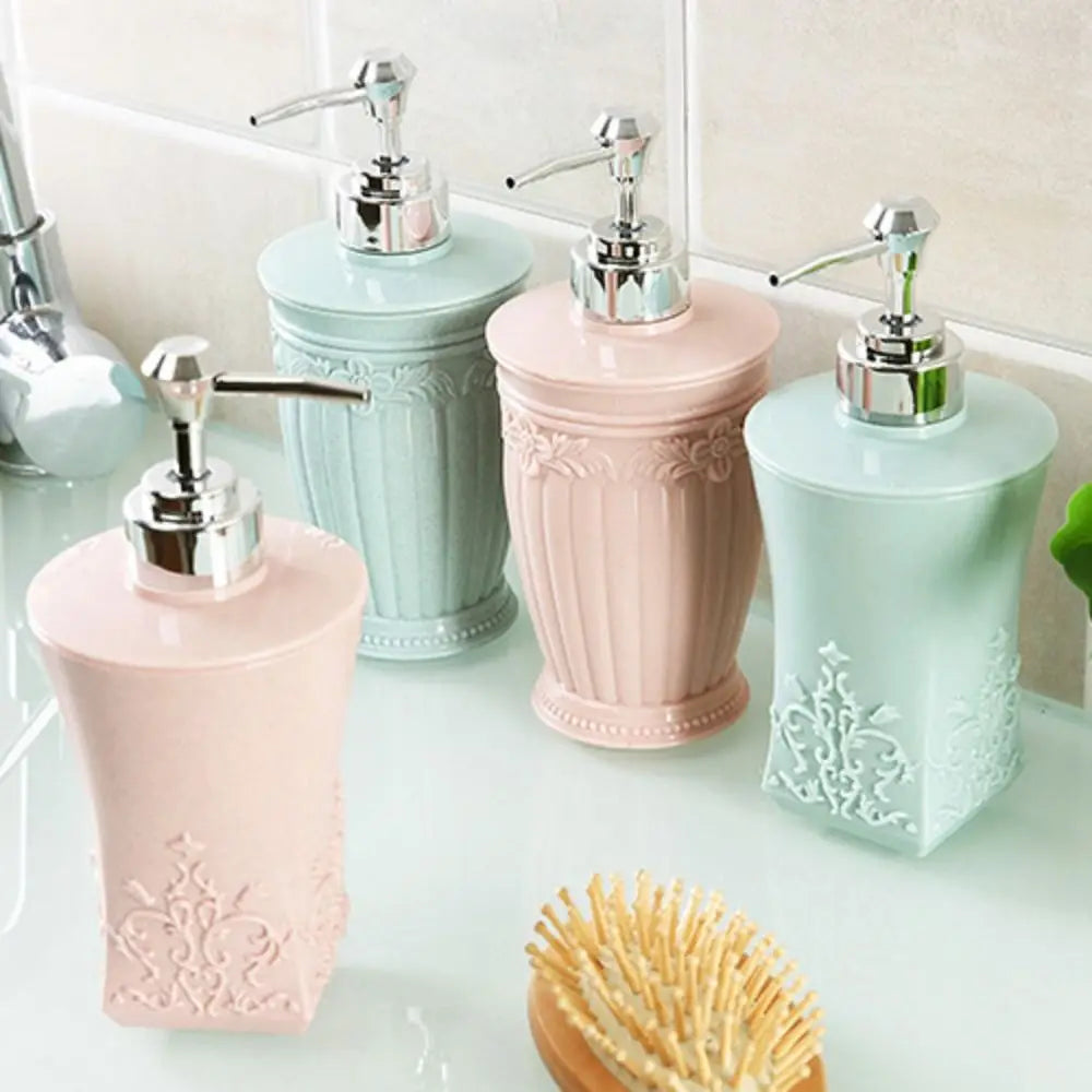 distributeur savon liquide rose clair relief floral classique pastel vintage lignes verticales rechargeablemanuel