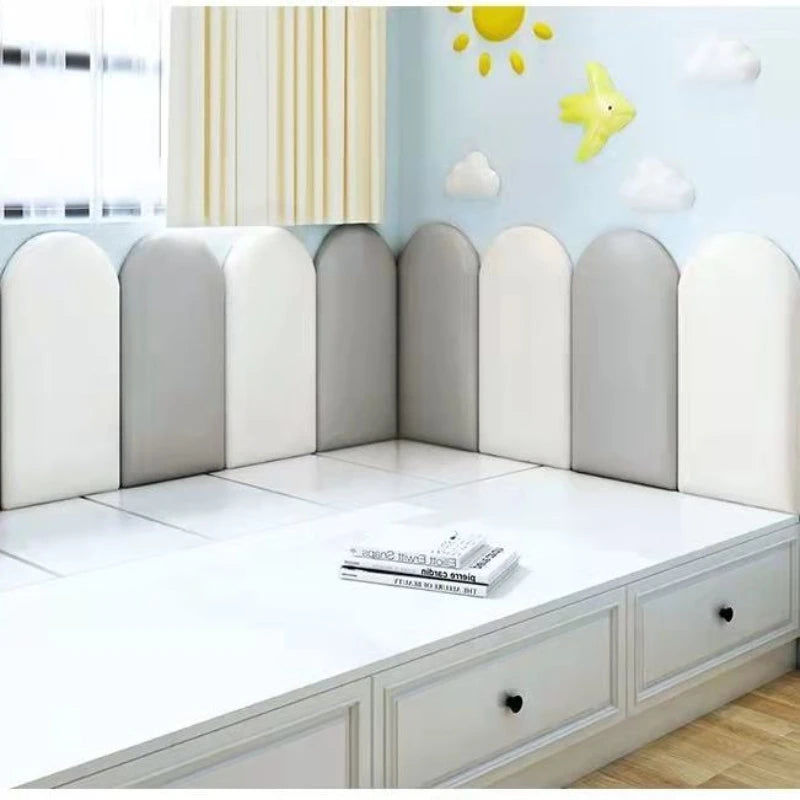 Tête de lit planche de bois installée dans une chambre avec décoration minimaliste