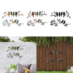 Décoration murale oiseaux en métal jaune clair dans un salon moderne