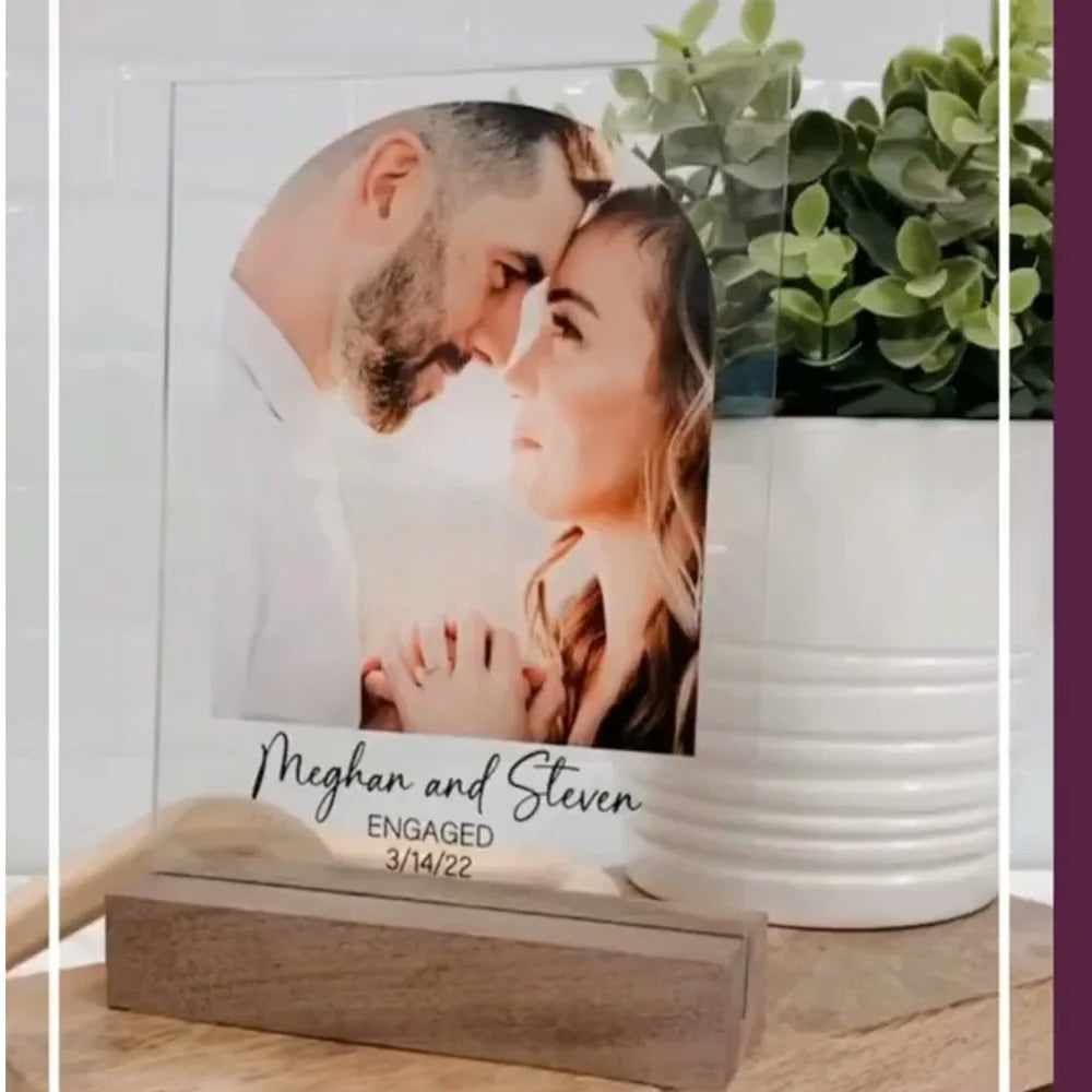 cadre photo personnalisé acrylique socle bois moderne photos couples texte engagement dates