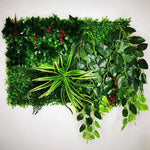 plantes artificielles vertes feuilles variées fruits rouges extérieures accrochées décoration naturelle maison exposition