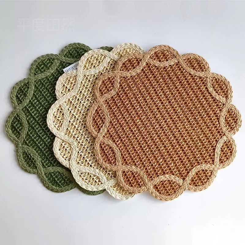 tapis table rustique vert beige marron clair texture tissée bordure ornée décoration intérieure photo