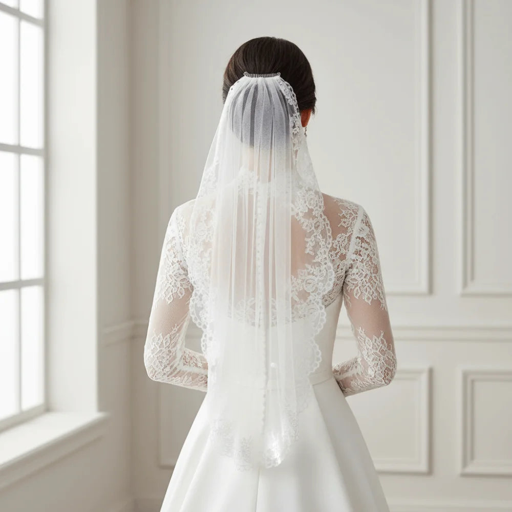voile mariée dentelle fine blanc ornements floraux translucide classique peigne métallique élégante bride