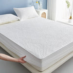 Housse de matelas imperméable en position sur un matelas