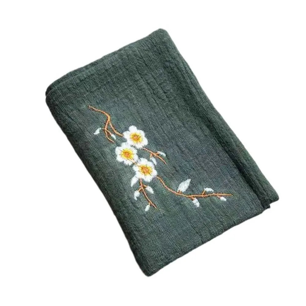 serviettes thé brodées fleurs blanches coton marron vert foncé bleu marine bordeaux traditionnel