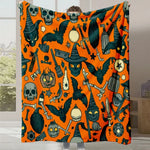Couverture pour Halloween avec des motifs effrayants comme des crânes, des chauves-souris et des sorcières sur un fond orange.