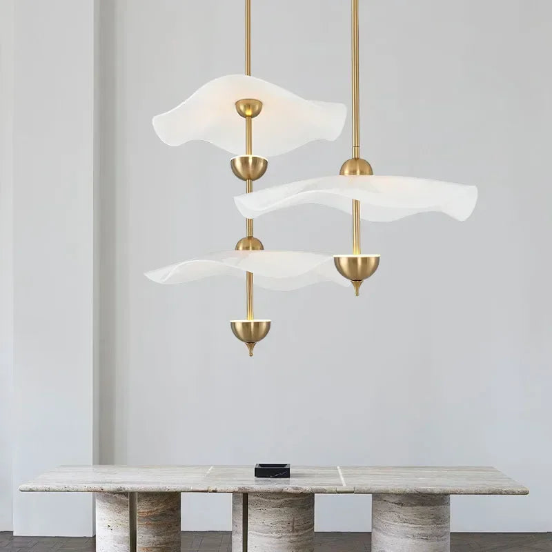 lampes suspendues modernes or blanc opalescent formes organiques sculpturales