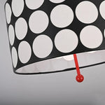 lampe suspendue moderne noire blanche rouge points blancs opacité chambre salonhôtel