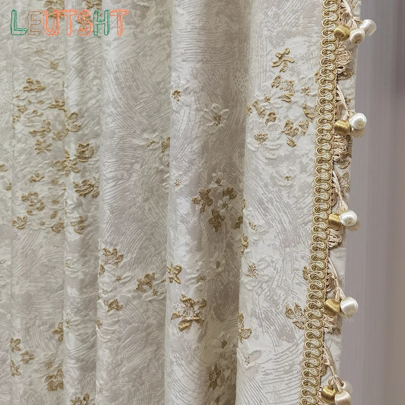 rideau opaque blanc fleurs dorées élégant salon chambre maison moderne ruban pompons luxe