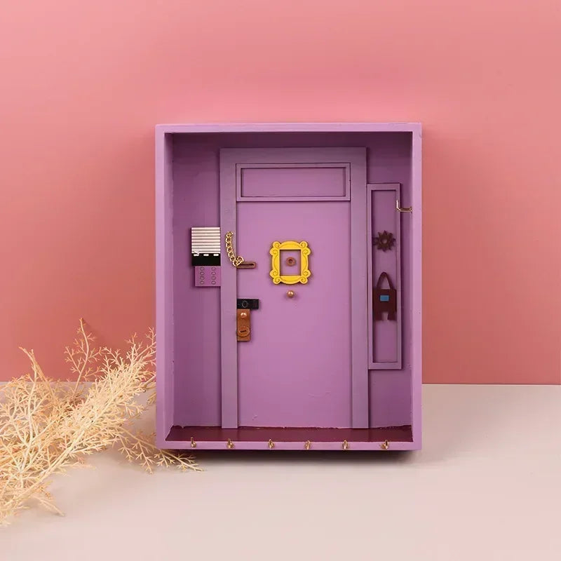 porte miniature bois violet détails dorés serrure cadenas plaque porte manteau réaliste déco murale