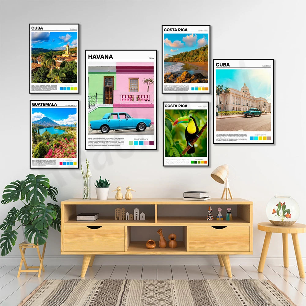 Affiches colorées illustrant des paysages et des scènes typiques de destinations d'Amérique centrale, telles que Cuba, Costa Rica et Guatemala, accrochées au mur au-dessus d'un meuble de salon en bois.