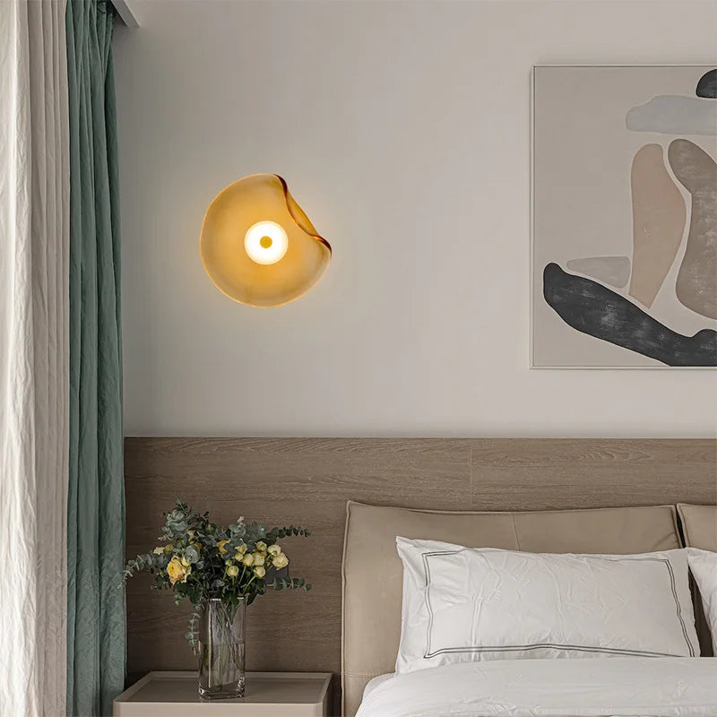 Applique murale LED installée dans une chambre à coucher moderne