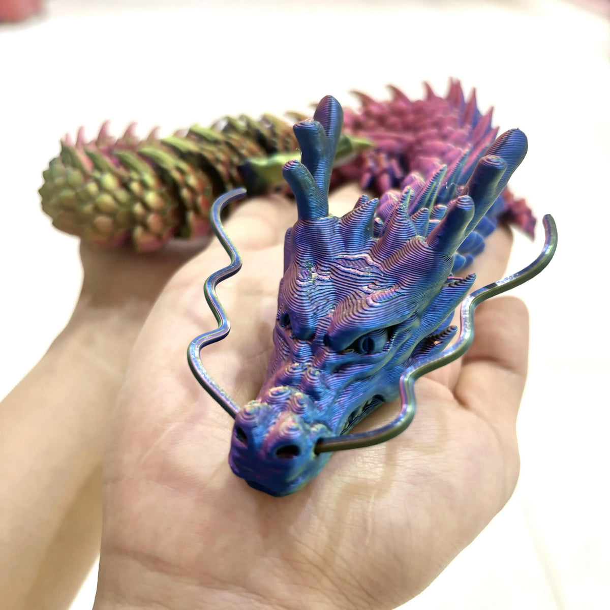figurine dragon violet bleu vert brillante décoration fantaisie détaillée maison