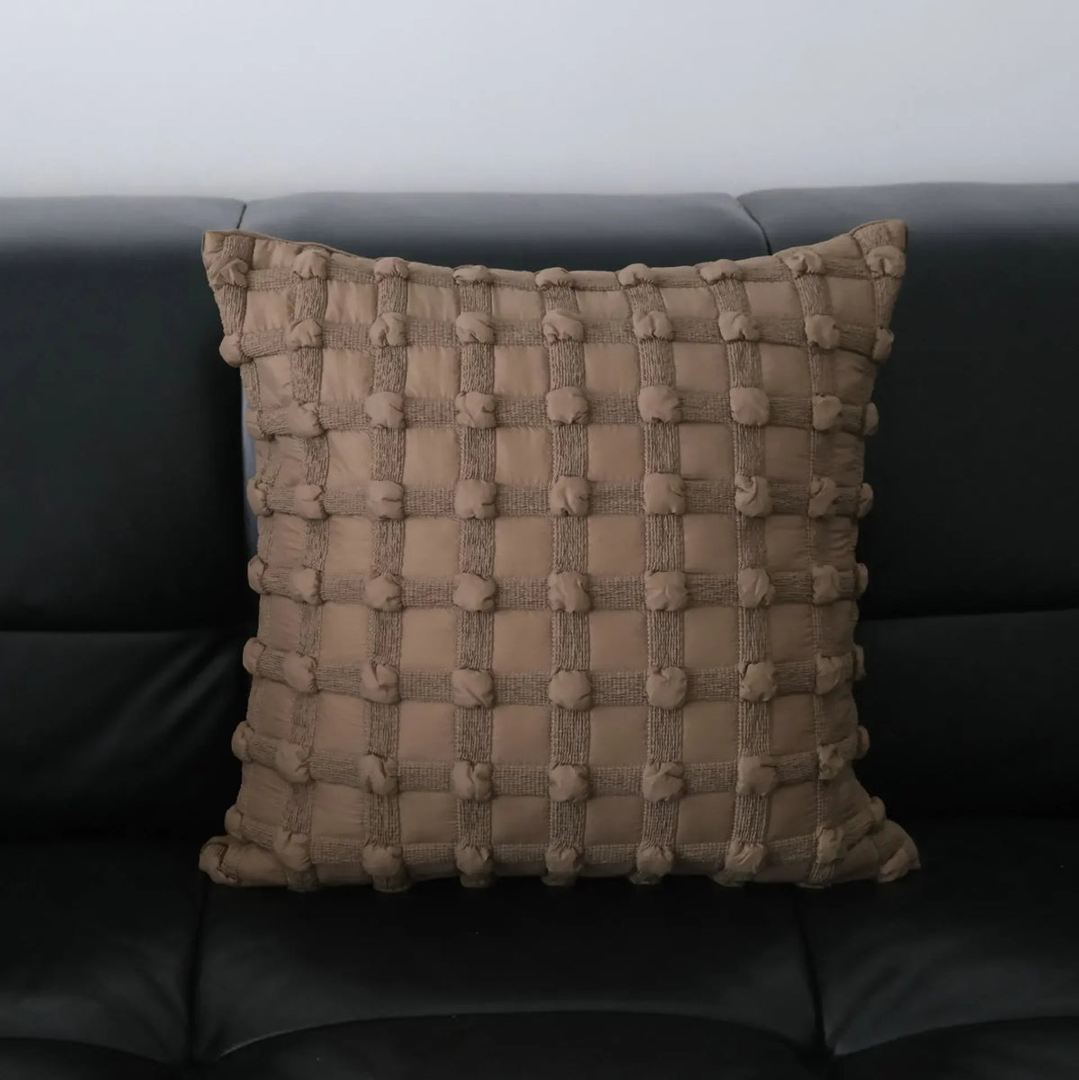 coussin carré moderne marron clair brodé polyester texture tissée nordique décoration intérieure fixations decoration