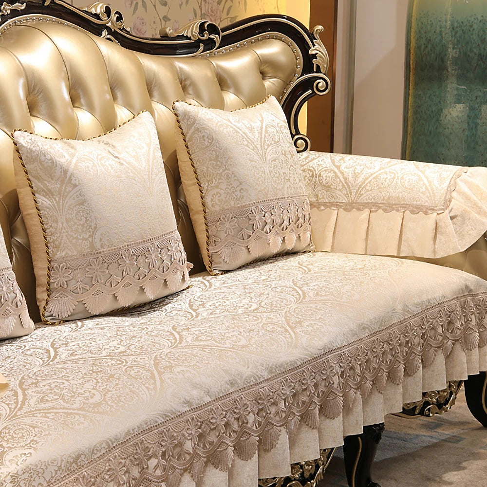 Magnifique canapé baroque en cuir beige avec des accents dorés et des coussins ornés de motifs élégants.