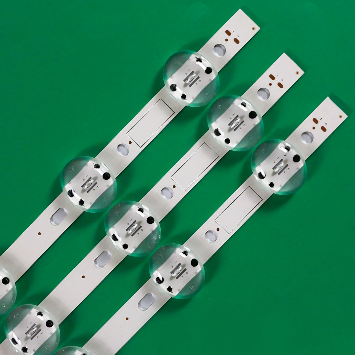 bande lumineuse led blanc moderne connecteurs électriques câbles facile téléviseur compatible