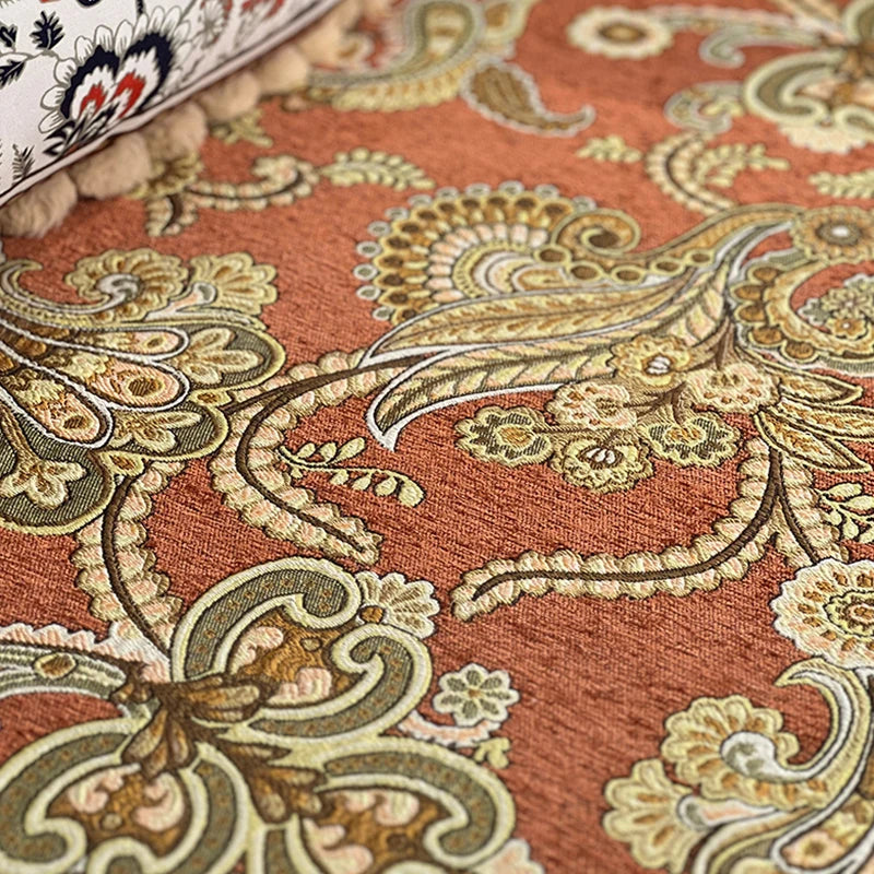 Un superbe motif de tapisserie aux motifs floraux et de feuillages stylisés dans des tonalités chaudes, créant une atmosphère chaleureuse et raffinée.