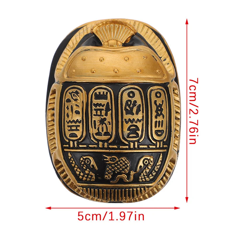 ornement égyptien ancien statuette scarabées or noirs motifs hiéroglyphiques texturés artisanal