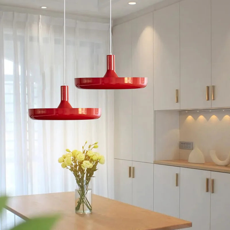 lampes suspendues scandinaves minimalistes rouge blanc gris clair salon chambre UFO déco nhà