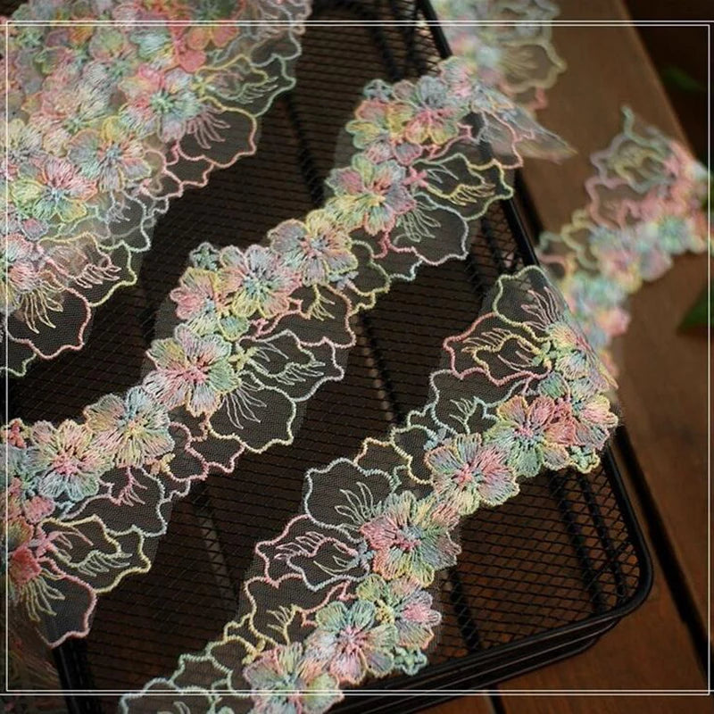 ruban dentelle fleurs blanches blanc vert rose violet broderie fine élégant coton polyester six