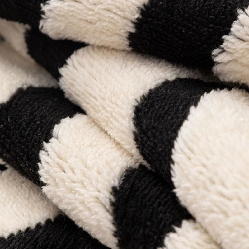 housse canapé molleton jacquard rayures horizontales noir blanc moderne salon intérieur