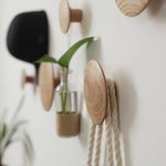 crochet mural bois naturel moderne minimaliste couleur rouge bleu gris noir manteau écharpe sac